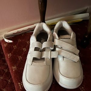 New balance white sneakers never worn